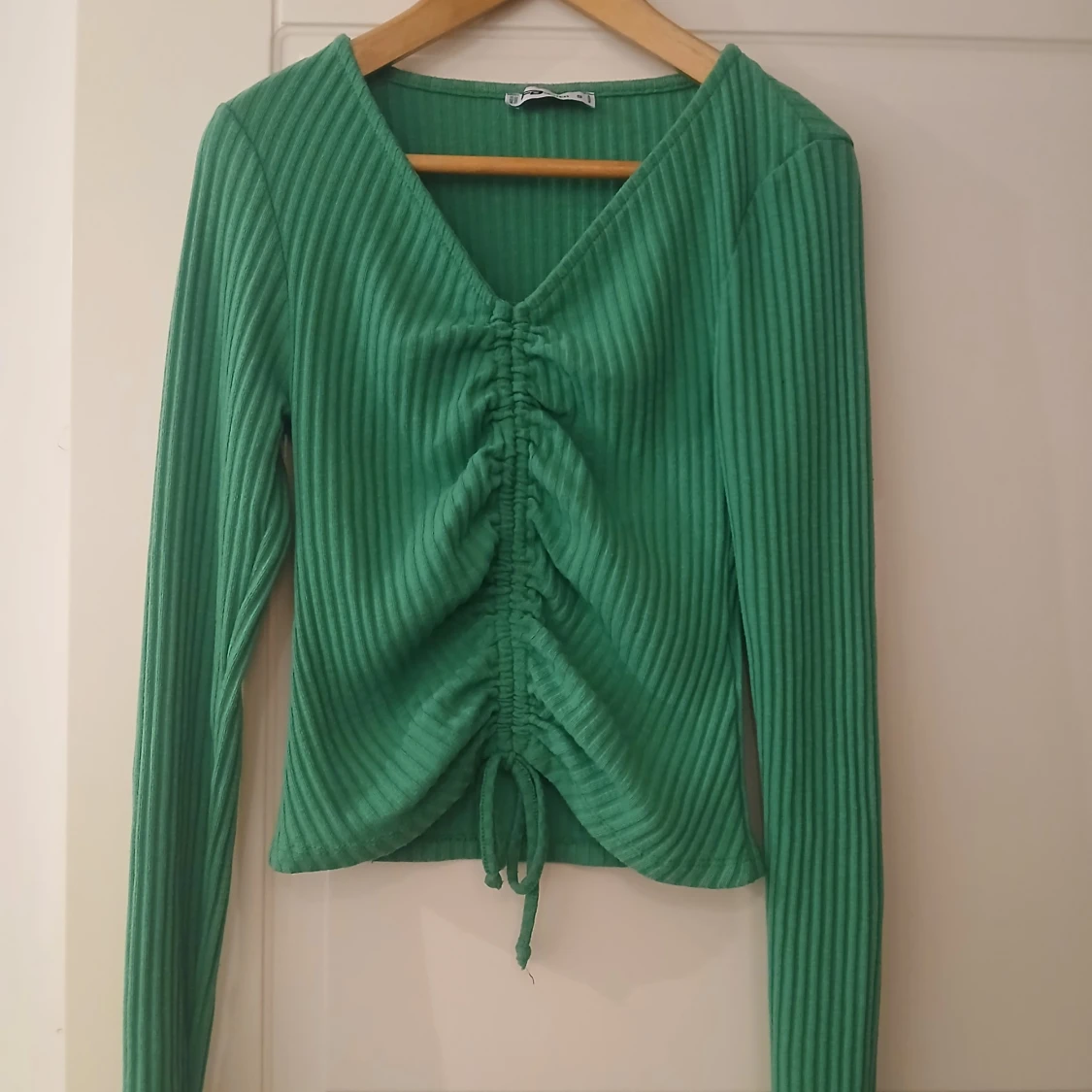 Grön ribbad topp med knyt från FB Sister