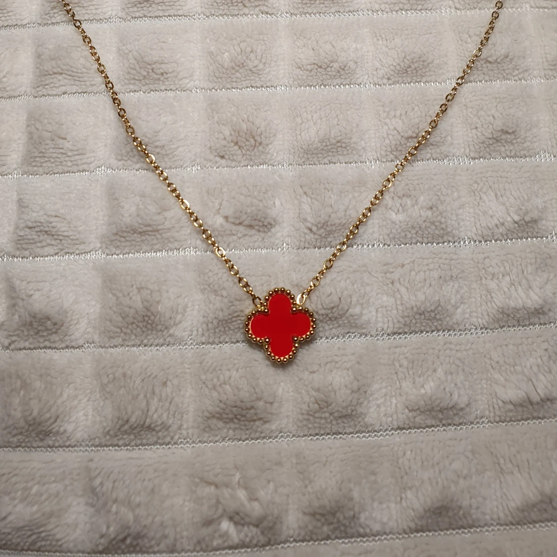 Guldhalsband med röd fyrklöverberlock