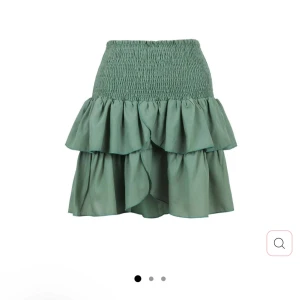 Carin R Skirt i balsam green - Supersöt grön volangkjol med dubbla volanger från NEO NOIR. Skönt och stretchigt material. Går absolut att använda som en topp också☺️ Nypris är ca 400kr 