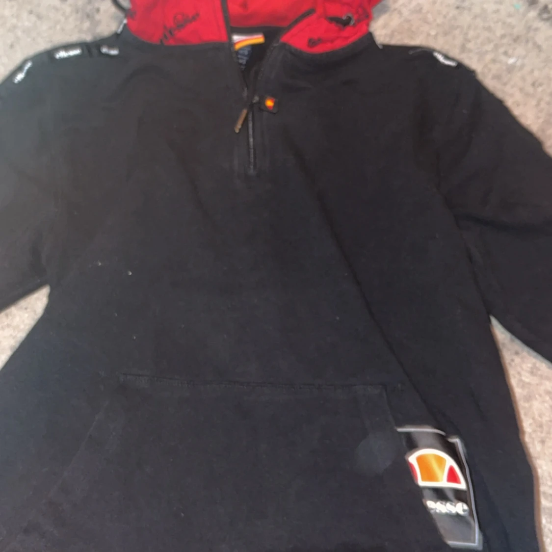 Svart hoodie från Ellesse med röd huva