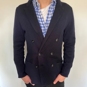 John Henric kavaj  - Säljer nu min snygga dubbelknäppta kavaj från John Henric i 100% merinoull. Det är storlek s och modellen är 180cm. Den är i väldigt bra skick. Hör av er om ni har fler frågor