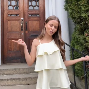 Gul Gina klänning - Säljer en super fin klänning från Gina med prislappen kvar