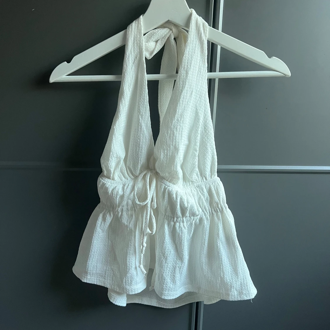 Vit halterneck topp med knyt