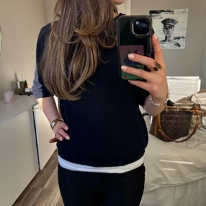 Mörkblå stickad tröja med trekvartsärm - Säljer en enkel och stilren mörkblå stickad tröja med trekvartsärm. Tröjan har rund halsringning och är perfekt att matcha med jeans eller kjol. Passformen är normal och materialet känns mjukt mot huden.