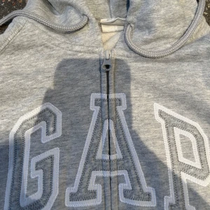 GAP hoodie  - söt knappt använd 