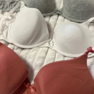 3-pack bh i olika färger - Säljer ett set med tre bh:ar i färgerna grå, vit och rosa. Alla har släta kupor och justerbara axelband. Helt oanvända💗