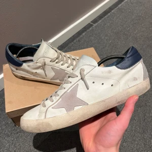 Vita Golden Goose - Säljer ett par vita sneakers från Golden Goose, fräsha och är i 8/10 skick, hör av er vid intresse🙌