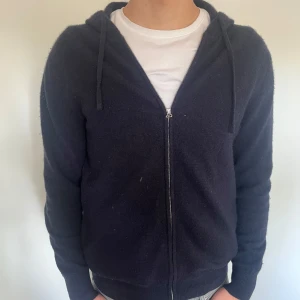 Kashmir hoodie  - Säljer nu min snygga blåa kashmir hoodie från Zara i storlek s, modellen är 180cm Den är i väldigt bra skick. Hör av er om ni har fler frågor. 
