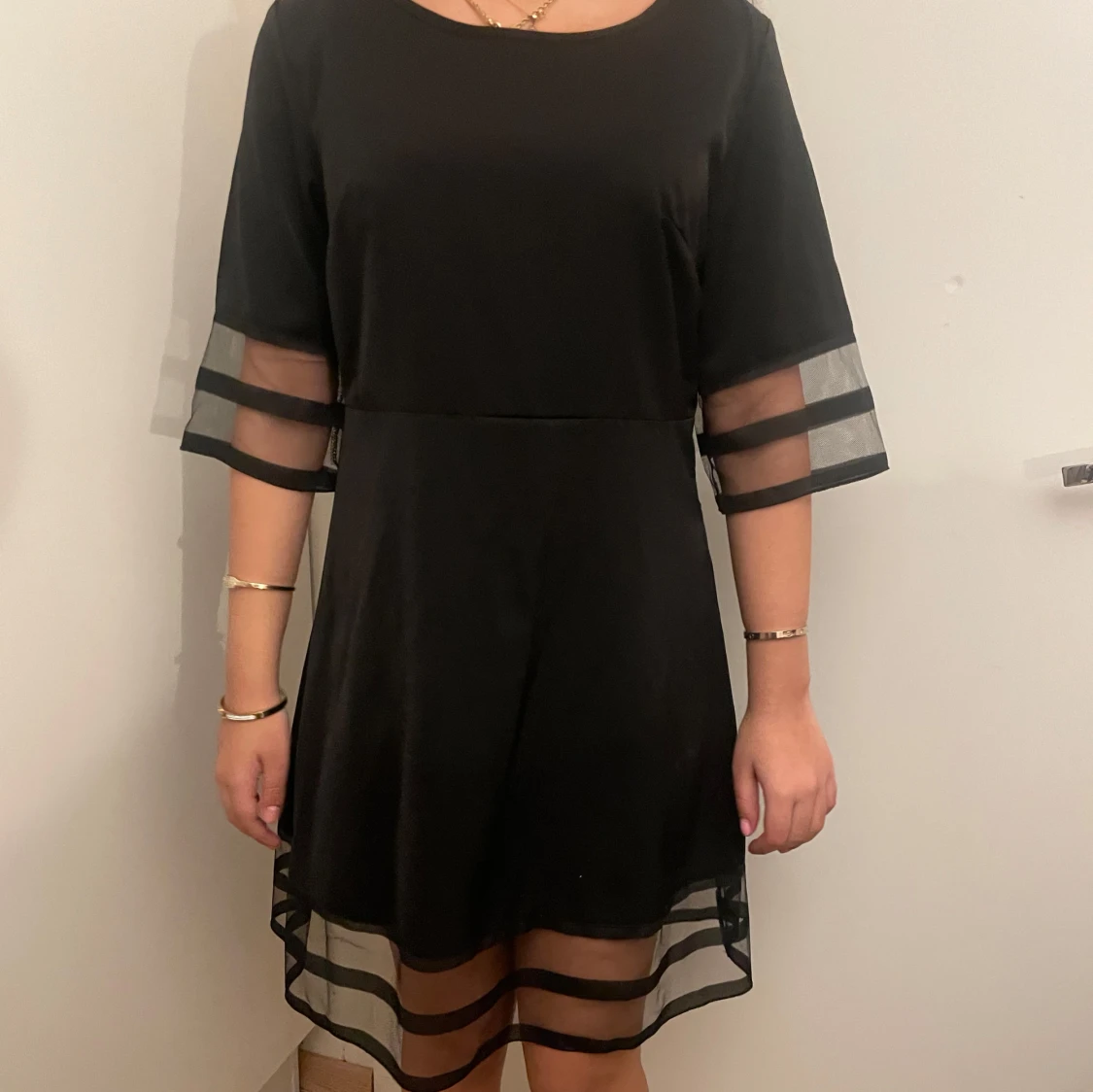 Svart klänning med transparenta detaljer - 1