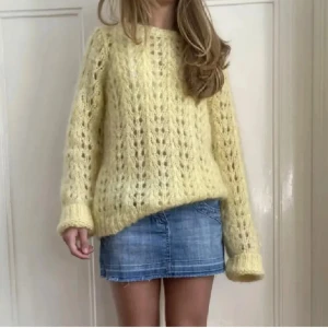 Stickad tröja - Såååå fin stickad gul tröja från Gestuz! Fint skick, storlek m så lite oversize!