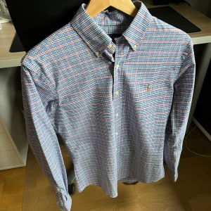Skjorta från Ralph Lauren - Säljer en snygg skjorta från Ralph lauren i nyskick. Storlek S men kan även passa M. 