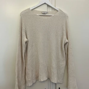 Tröja - Säljer denna super fina tröjan ifrån josefine hj x NA-KD i storlek L. Super snygg och bekväm! Använd ett fåtal gånger men bra skick🌸