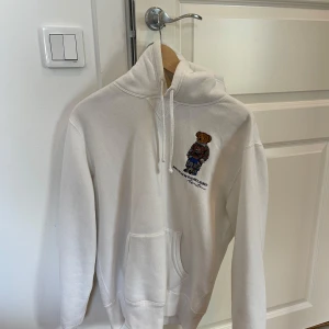  Polo Ralph Lauren hoodie björn - Storlek S , original pris 2800kr säljs för 1299kr exklusiv hoodie i bra skick 