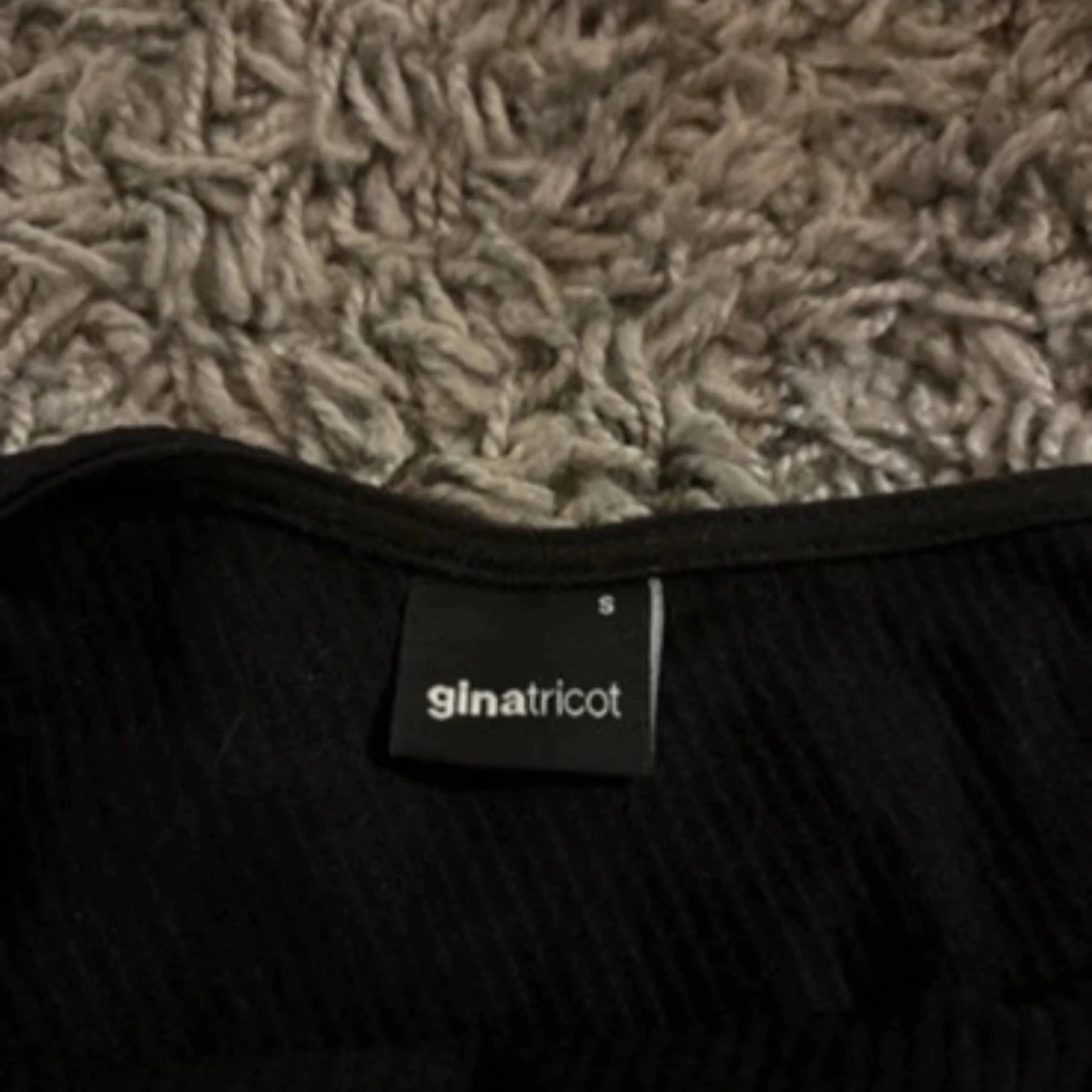 Svart one shoulder topp från Gina Tricot - 2