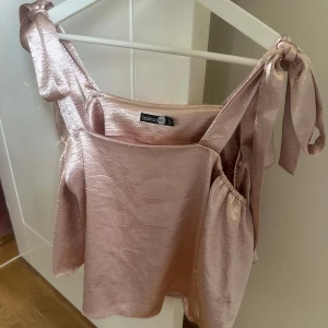 Off shoulder blus - Superfin blus från boohoo i storlek  S, köpt från Vinted men säljer den då den aldrig kommit till andvändning!