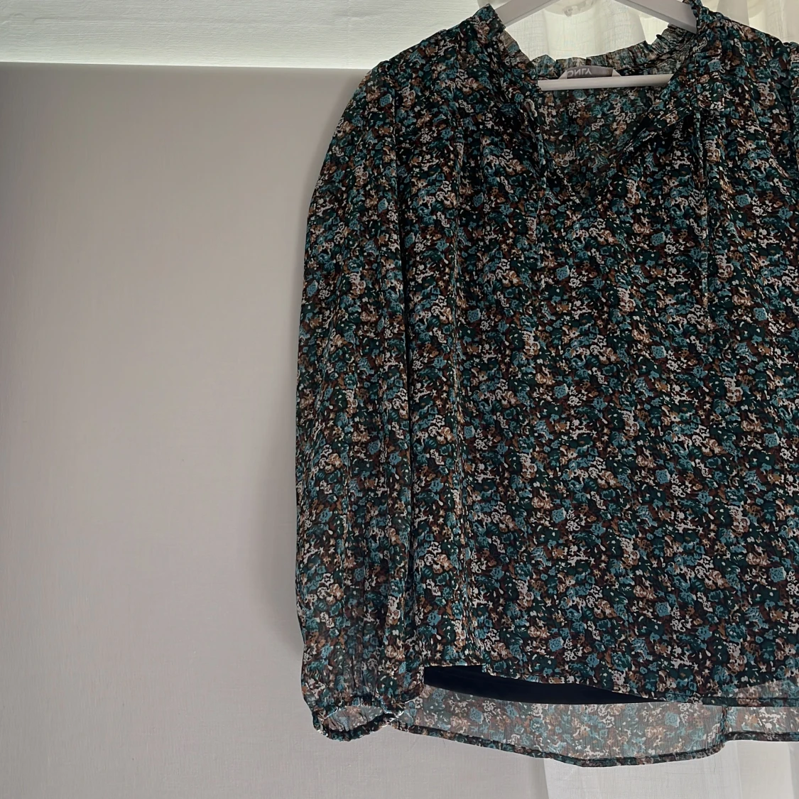 Mönstrad blus från only 