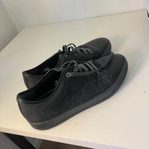 Lanvins - Riktigt stilrena lanvins i 9/10 skick size 8 vilket motsvarar storlek 42 men kan passa större. Perfekt inför sommarens fester🤙 vid funderingar tveka inte att skriva:)