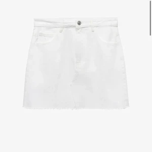 Vit jeans kjol! - Säljer en helt oanvänd vit jeans kjol från zara!! I storlek s