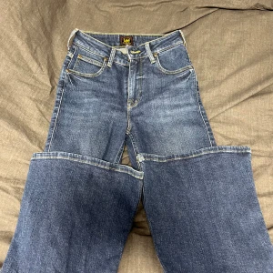 Jeans  - Super fina jeans dem är högmidjade och använda 1 gång 
