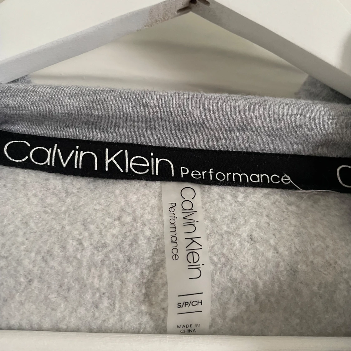 Grå och vit hoodie från Calvin Klein - 2
