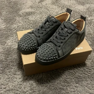 Christian Louboutin skor - Ett par nya Christian Louboutin skor. Köpbevis och kvitto finns kom privat om ni har frågor. Priset kan diskuteras  