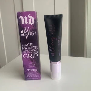 Face Primer All Nighter - HELT NY, ALDRIG Använt. Urban Decay All Nighter Face Primer är en longwear foundation grip som förbereder, slätar ut och perfekterar huden. Den kommer i en stilren svart tub med lila detaljer och har en volym på 30 ml.