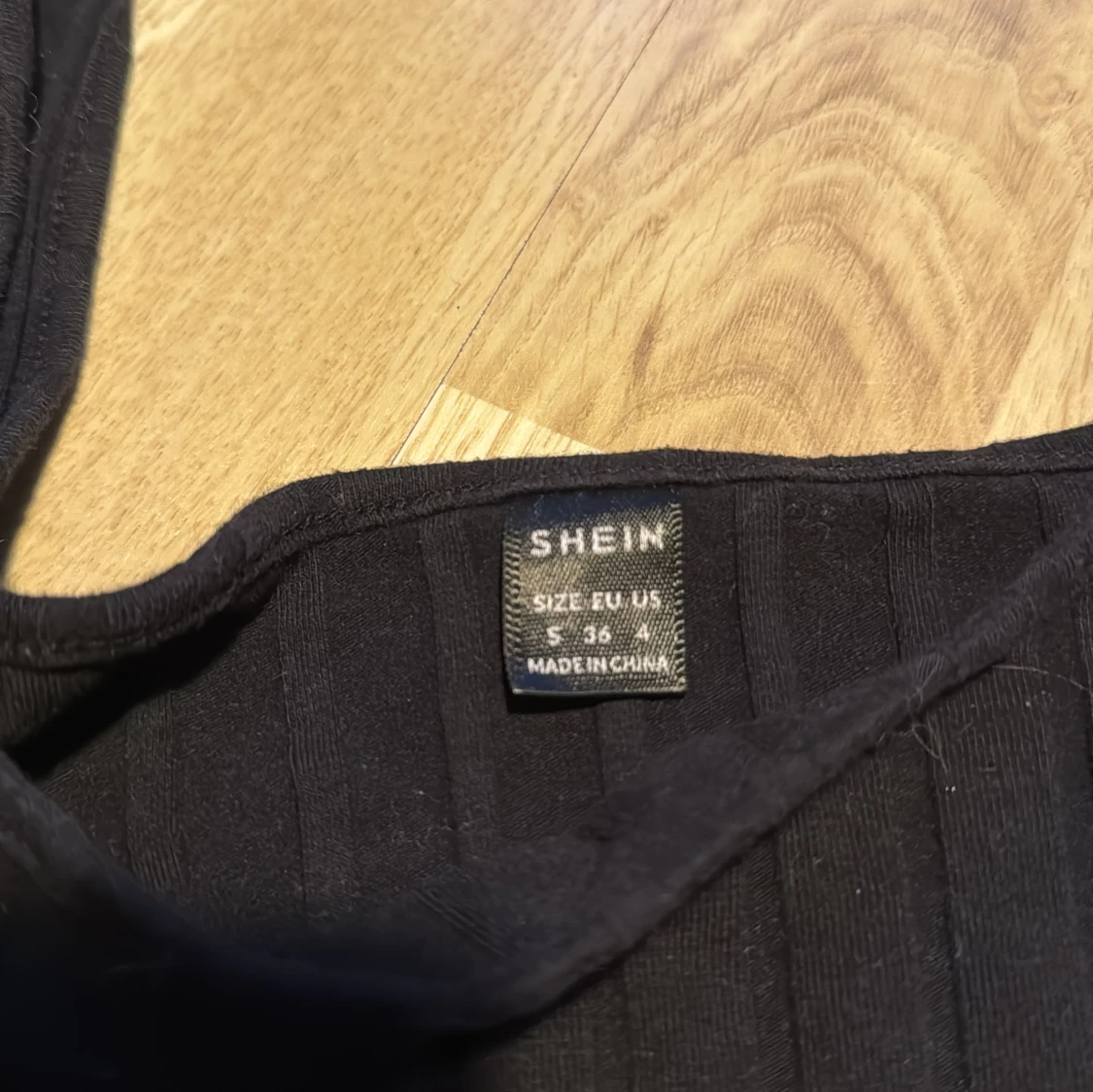 Svart ribbad linnetopp från Shein - 2