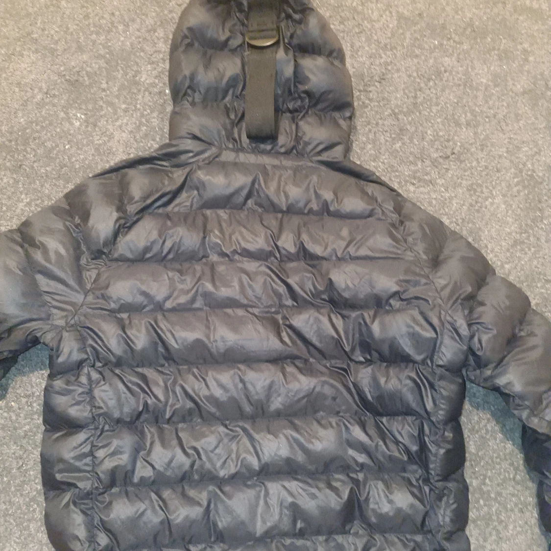 Svart pufferjacka från Peak Performance - 1