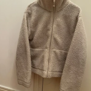 Beige teddyjacka med dragkedja - Mysig beige teddyjacka med dragkedja framtill.