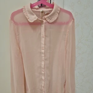 Ljusrosa transparent skjorta XS divided - Sparsamt använt.