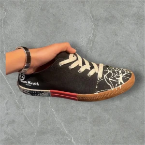 Masion Margiela - Tja! Säljer nu dessa tvärfeta masion margielas åt min polare, de är i väldigt bra skick och väldigt svåra att få tag på! Nypris på dessa är 7000kr och säljs nu endast för 999. Allt med kommer (box, dustbag) strlk 41 men passar även 42. DM för frågor! Pris kan diskuteras 