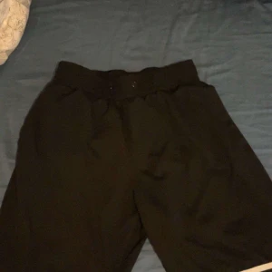 Svarta shorts - Säljer ett par enkla svarta shorts med elastisk midja. Perfekta för en avslappnad stil.