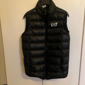 Väst  från EA7 - Byter gärna