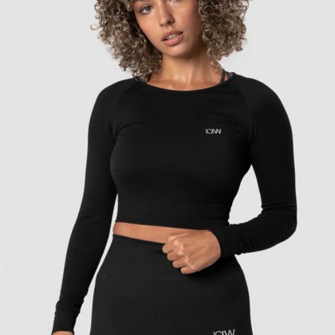 Svart croppad långärmad topp från ICANIWILL