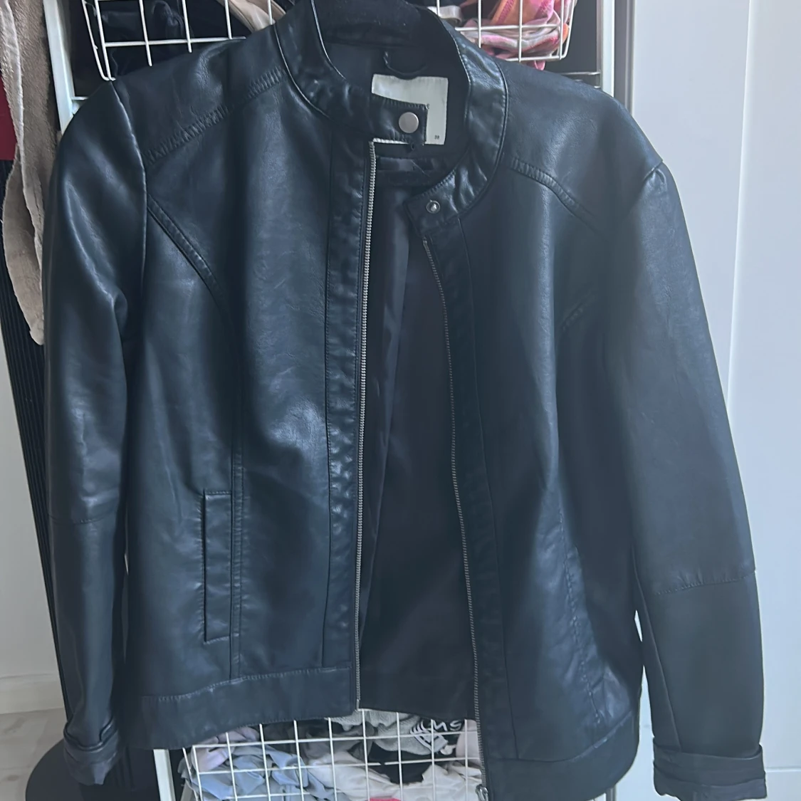 Svart skinnjacka från Jacqueline de Yong