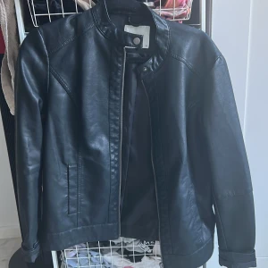 Svart skinnjacka från Jacqueline de Yong - Snygg svart skinnjacka från Jacqueline de Yong och använd få gånger