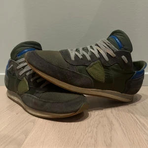 Phillipe Model Skor - Tjena! Säljer nu dessa Philippe model skor i gott skick. Perfekta nu för vintern och våren. Storlek 43. Skriv för frågor eller för diskutering av pris, de är tvättade efteråt så aulan är vitare 