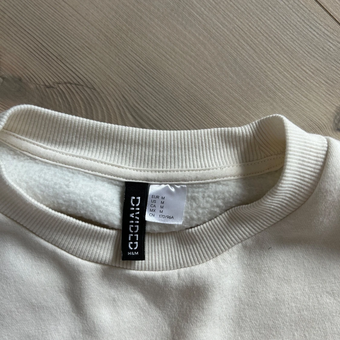 Vit croppad sweatshirt från H&M - 2