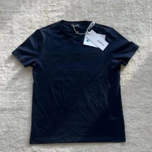 DONDUP T-SHIRT (M) – Helt ny med tags - ✔ Storlek: M ✔ Färg: Blå ✔ Pris: 499 kr ✔ Skick: 10/10 – Ny med tags ✔ Frakt: PostNord eller InstaBox (köparens bekostnad)  📌 Helt ny DONDUP-tröja med tags kvar. Modern och en snygg blå färg som passar alla tillfällen. 💬 Skicka ett meddelande vid intresse! 