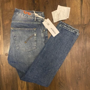 Dondup jeans  - Jeans från dondup i slim fit med en klassisk femficksdesign. Dem är tillverkade i ett slitstarkt denimtyg. Inte använda så mycket och Har kvitto och lapparna. Modellen är ca 182, tveka inte att kontakta vid eventuella frågor 😀