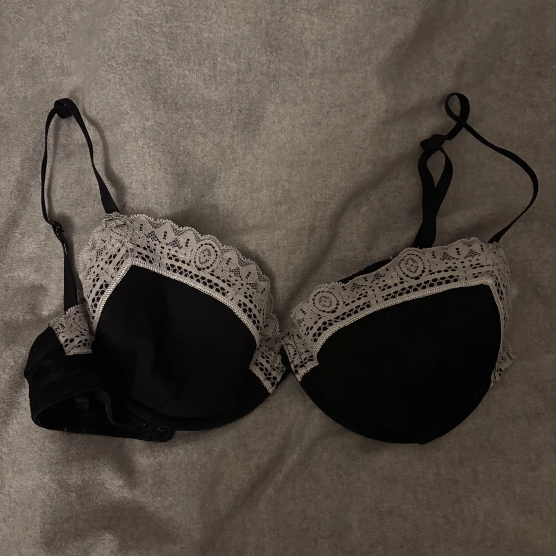 Svart bh med spetsdetaljer