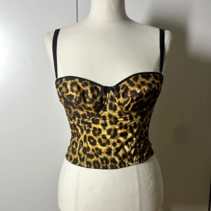 Korsettop korsett topp leopard  - Superfin leopard korsettop från Camilla thulin. Väldigt fint och dyrt märke därav priset.banden är avtagbara   Säljer även en likadan fast i en längre modell.  Köp sker via köp nu. Jag postar inom 24h. Kvar tills markerad såld 