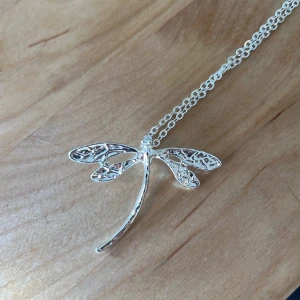 Trollslända halsband - Supersnygg halsband i silver! Rostfrittstål och passar till allt💕köpt här på plick men säljer då den inte används