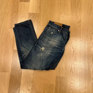 Dondup jeans - Feta Dondup jeans med slim fit. Skriv för mer bilder. Pris kan diskuteras. 