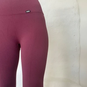 Stronger tights  - Ett par snygga vinröda tights från stronger!🤎