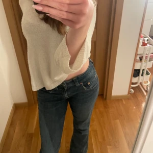 Lågmidjade jeans  - Mörkblåa bootcut jeans 