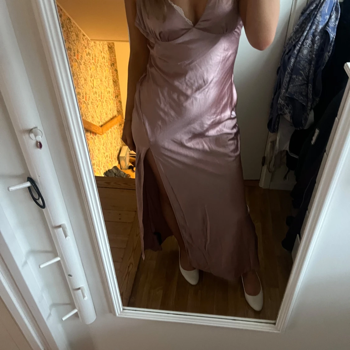 Ljusrosa satin balklänning med slits - 2