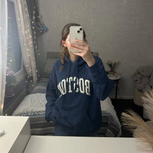 Mörkblå hoodie från Pull&Bear - Säljer en snygg mörkblå hoodie från Pull&Bear med texten 'BOSTON' i vitt på framsidan. Köptes för 379kr, mitt pris är 180kr