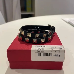 Valentino armband - Jätte snyggt armband från Valentino. Äkta självklart! Skriv för egna bilder🥰🥰Lite sliten så säljer därav för bara 1000kr tillskillnad från nypriset 3000!