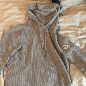 Grå stickad hoodie från Moncler - Säljer den här feta moncler hoodien som är stickad i storlek 1. Skriv gärna om ni har funderingar. Pris kan diskuteras!!!